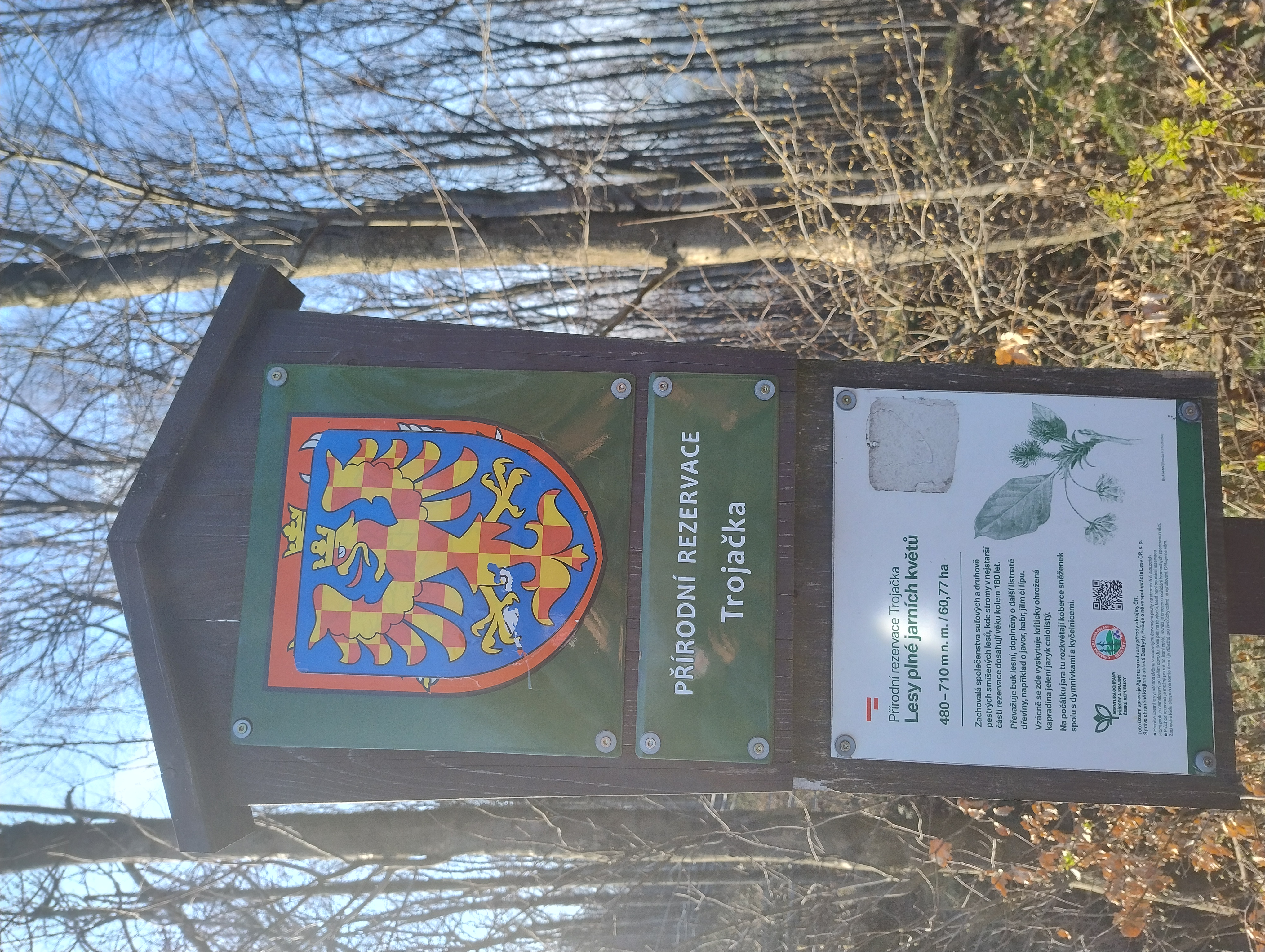 hraničník PR Trojačka s malým státním znakem přelepeným moravskou orlicí 