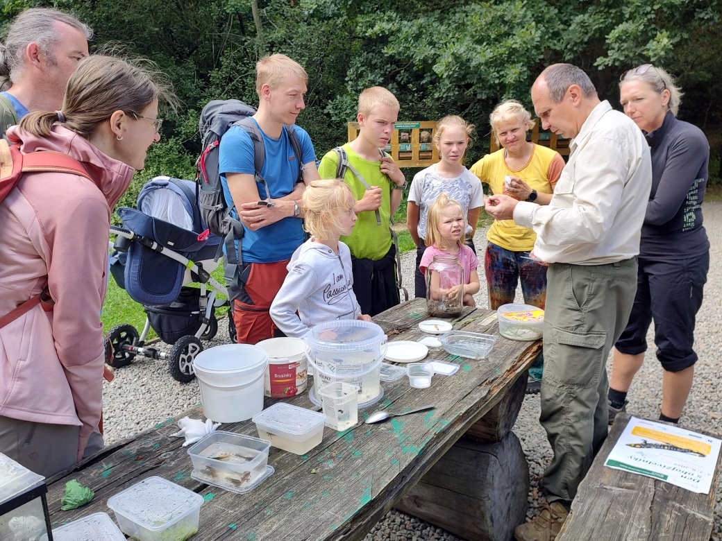 Účastníci akce sledují výklad.