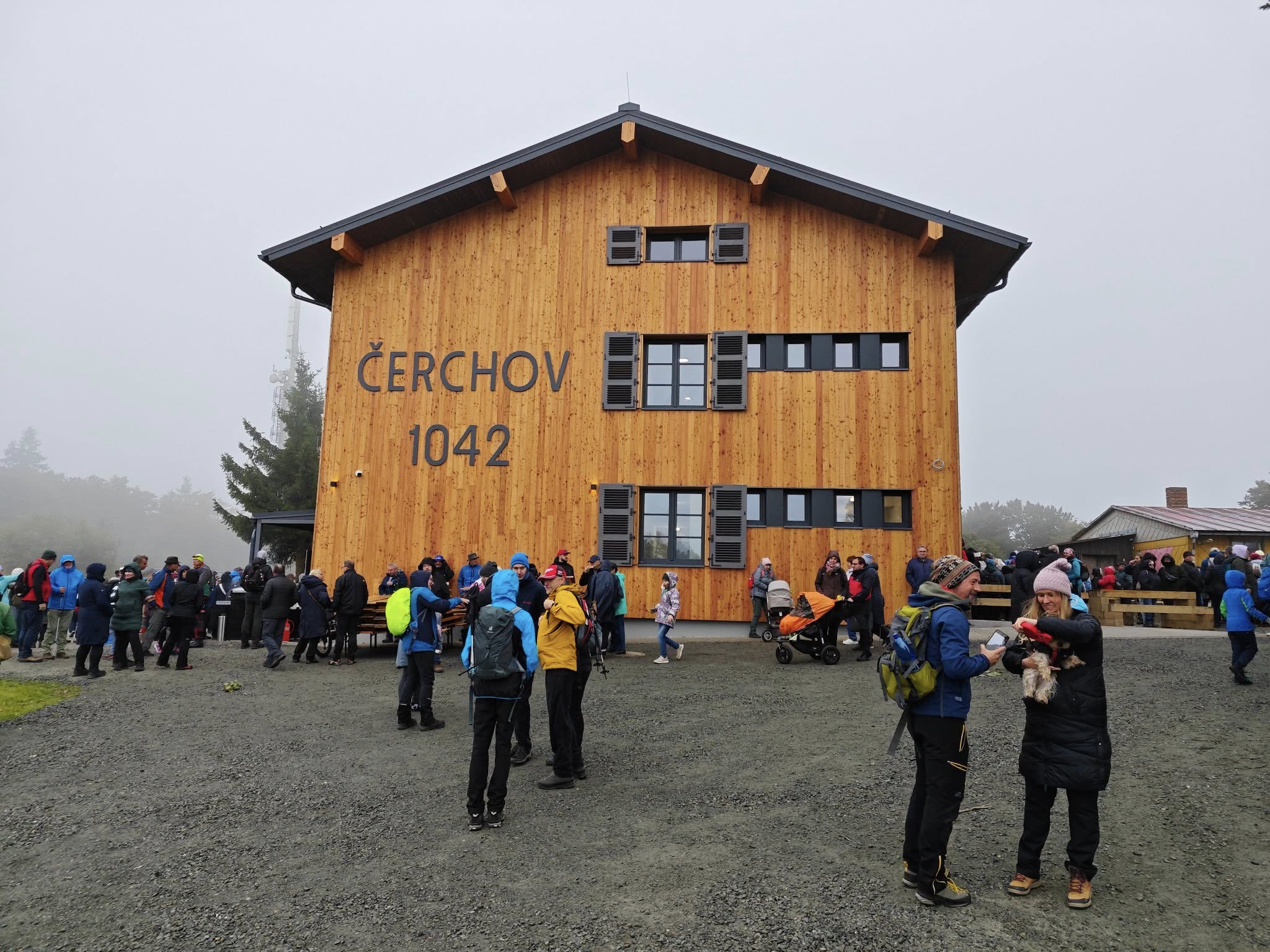 horská chata a lidé v popředí