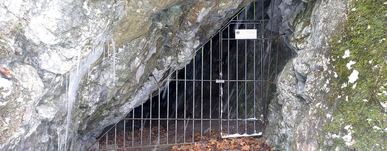 Uzamčení vchodu.