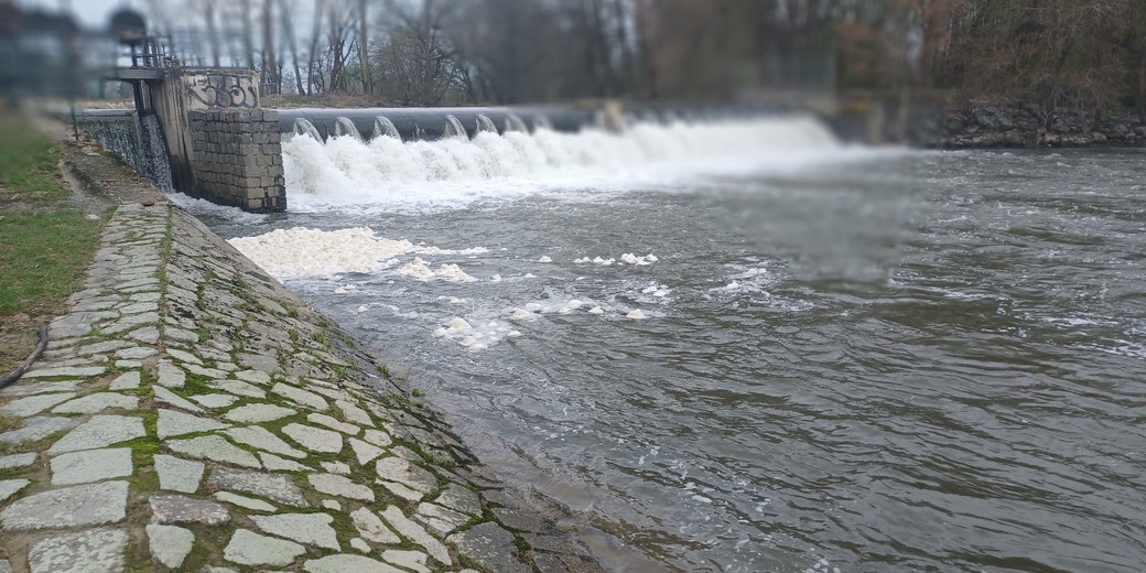 Pěna na řece.